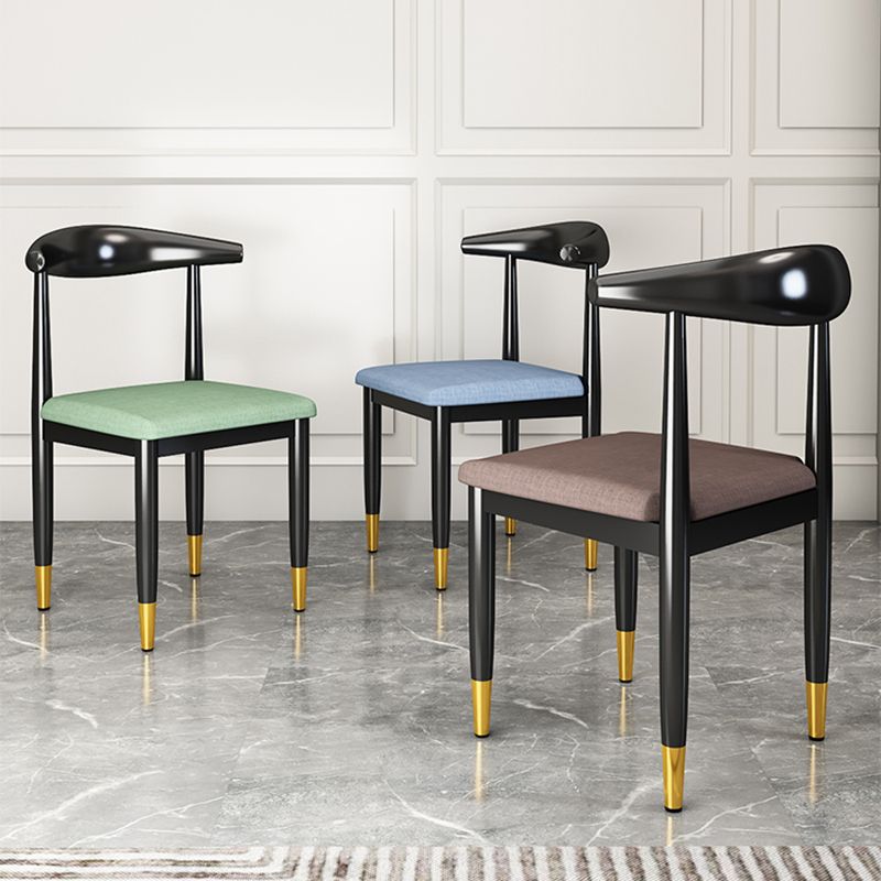 Silla lateral de comedor de estilo contemporáneo de metal con respaldo abierto interior que cena la silla lateral