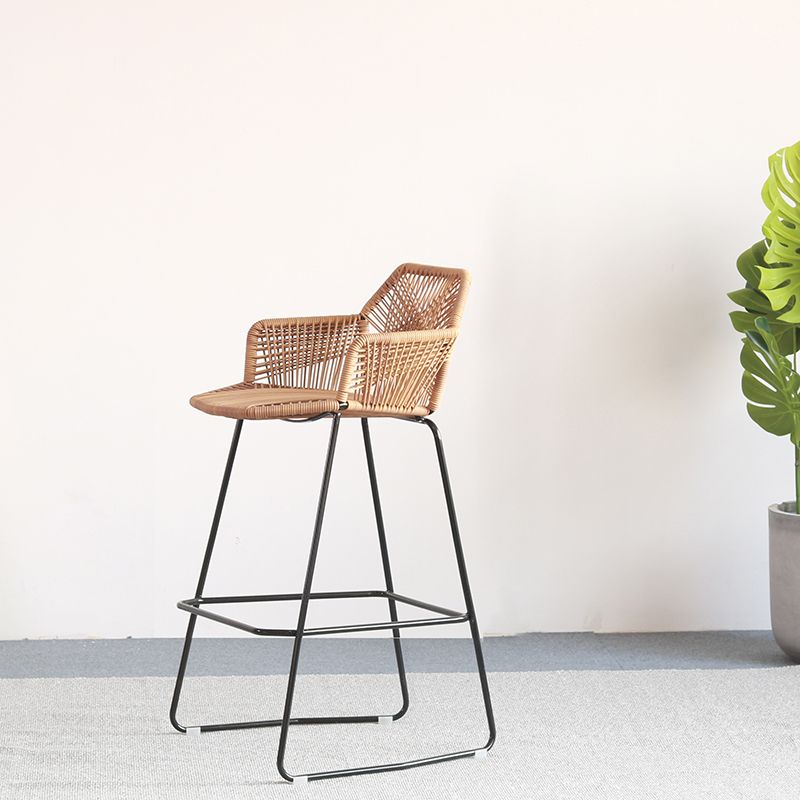 Moderne Armlehre Rückenlehne Theke Stuhl Iron Balcony Barhocker mit Rattansitz und Pedal