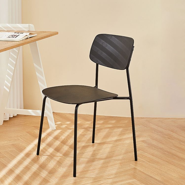 Silla de comedor de estilo moderno Silla auxiliar apilable sin brazos con patas de metal