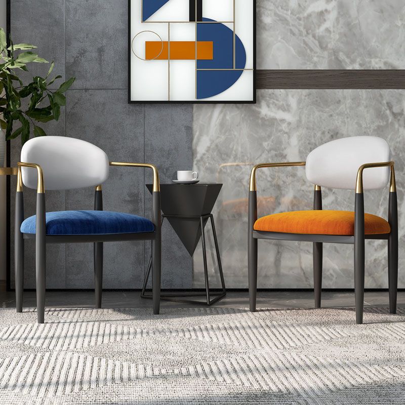 Silla de comedor tapizada contemporánea con respaldo abierto y acabado mate