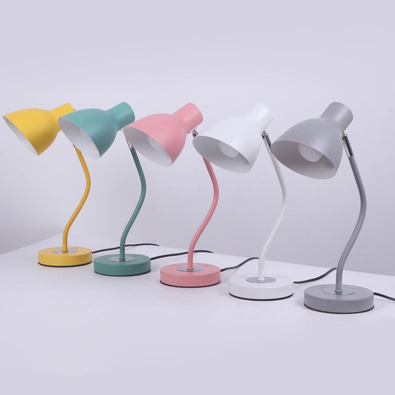 Lámpara de mesa de tono de domo de estilo macarrón nórdico Diseño de brazo ajustable de metal Luz de noche de 1 luces