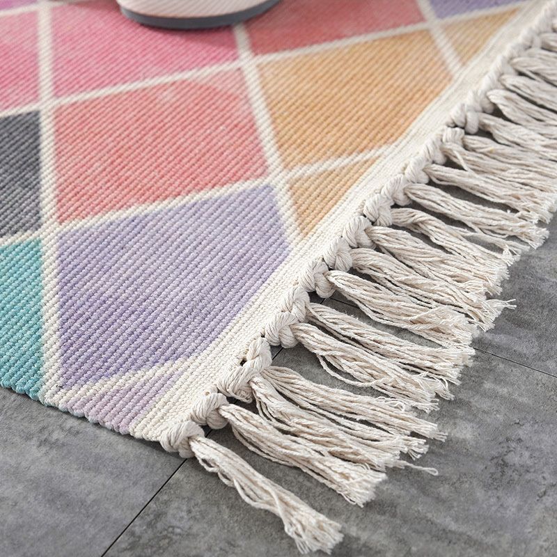 Tapis rétro multicolore décontracté.