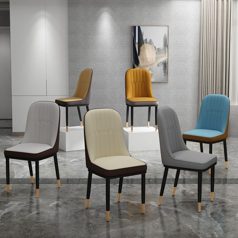 Silla de comedor de estilo escandinavo, silla acolchada con respaldo sólido de comedor de metal