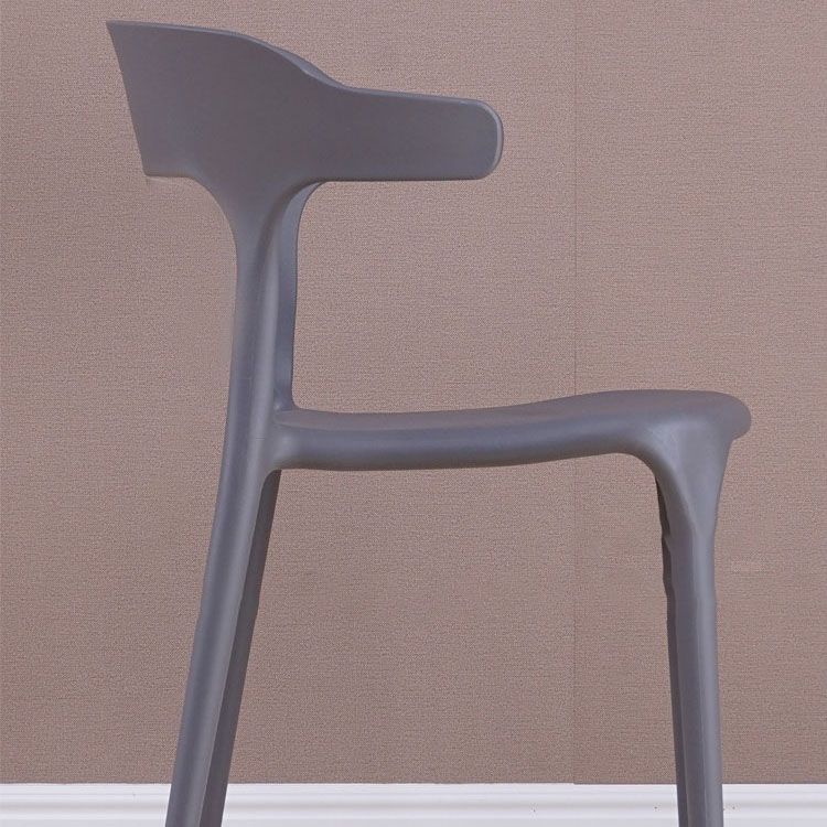 Sedia a braccio di plastica contemporanea.
