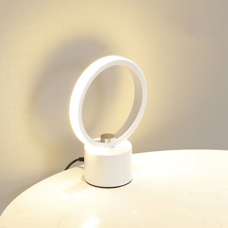 Style moderne linéaire table d'éclairage de table en métal lampe pour chambre à coucher