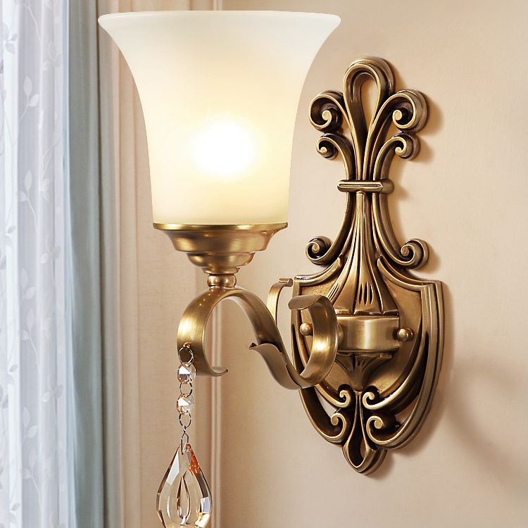 Luce di pannello con parete a campana di vetro bianco Stile vintage 1/2 tracote per finitura in ottone da letto con accento cristallino trasparente