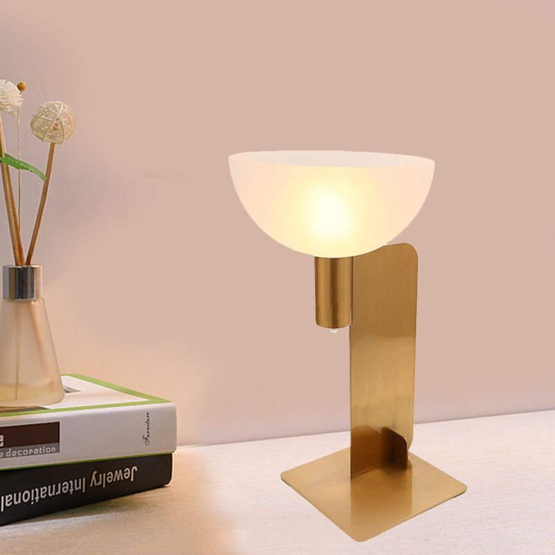 Éclairage de table en panneau métallique Post de lampe de bureau à finition or moderne à 1 bulbe avec teinte en verre dôme opale