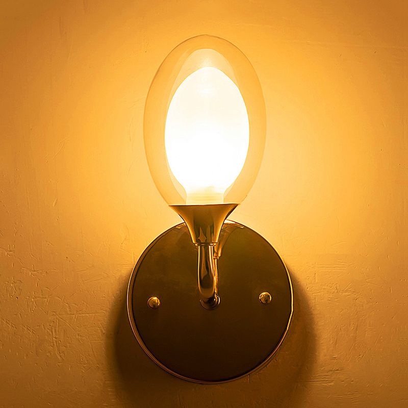 Una luz de pared de bulbo con tono oval
