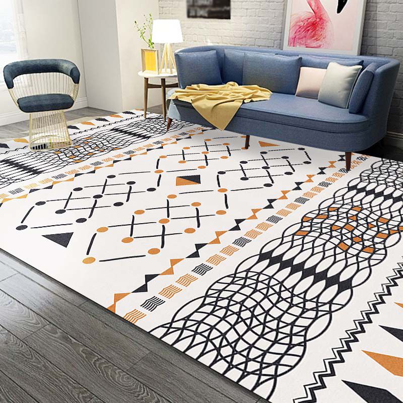 Tapis à imprimé tribal de ton blanc