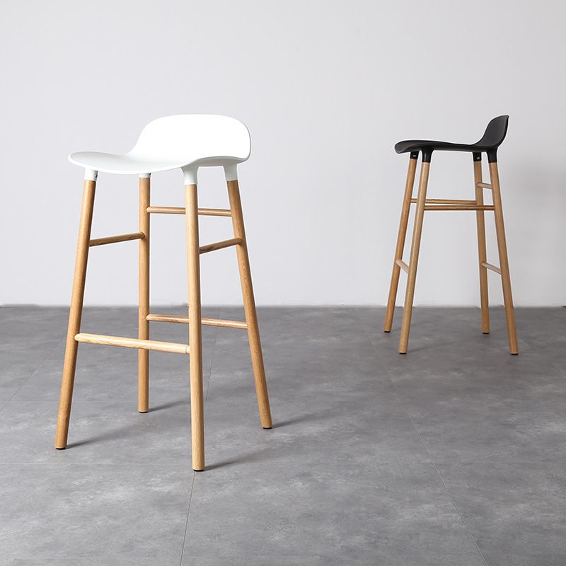 Taburete de bar interior de plástico sin brazos, moderno, con reposapiés y base de madera