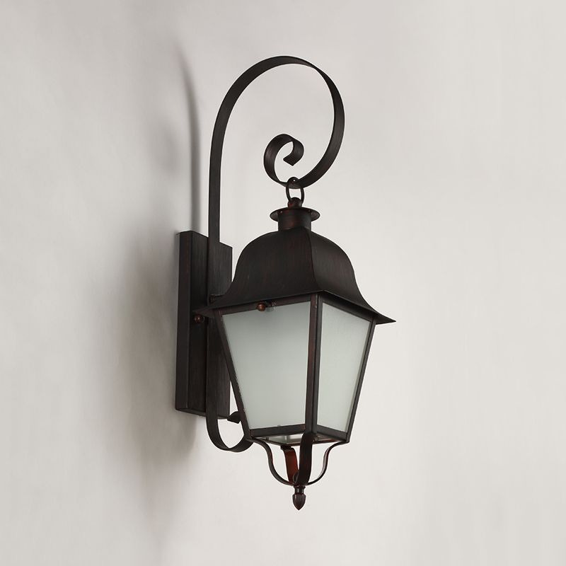 Cottage Curvy Wandlampe 1 Leichte metallische Wandleuchte mit Lantern gefrosteter Glasschatten in Schwarz
