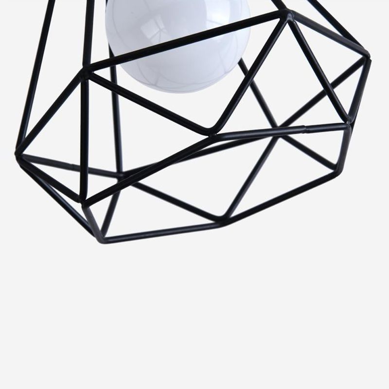 Encastré géométrique noir dans un lustre en fer forgé de style rétro industriel pour couloir