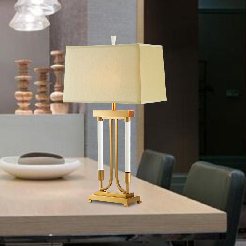 Éclairage de tâche de bulbe contemporain 1 lampe de bureau trapézoïde en or avec de l'ombre en tissu