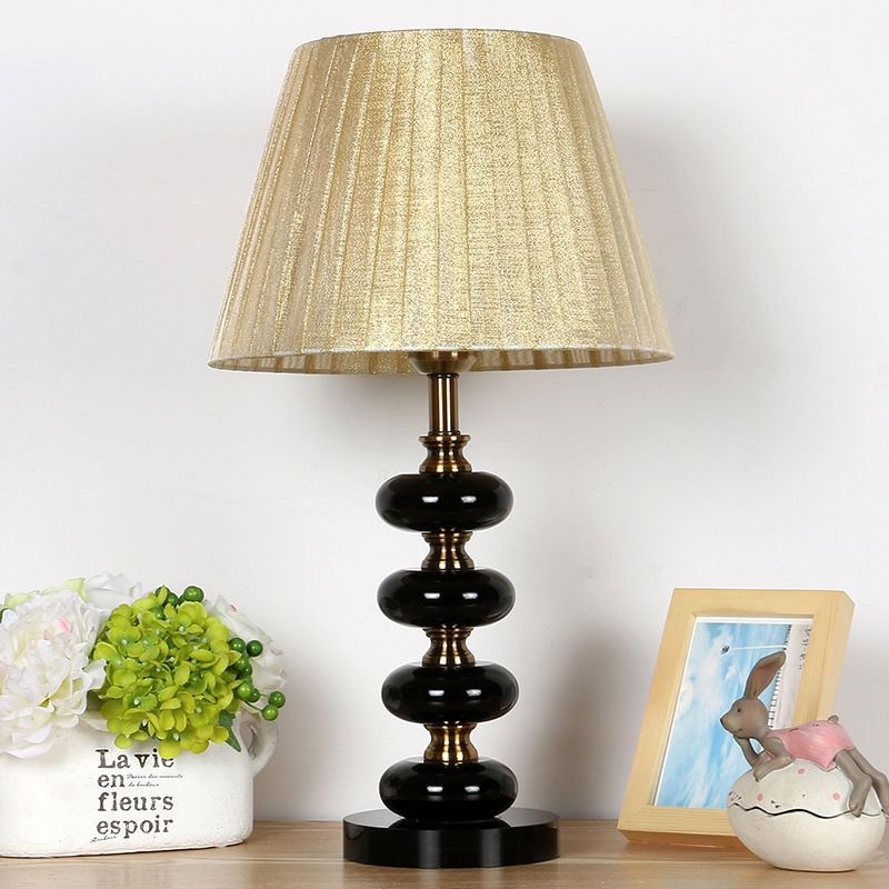 Lámpara de mesita de noche cónica de tela rural con luz de mesa de noche de una sola bombilla color beige con detalles de cristal