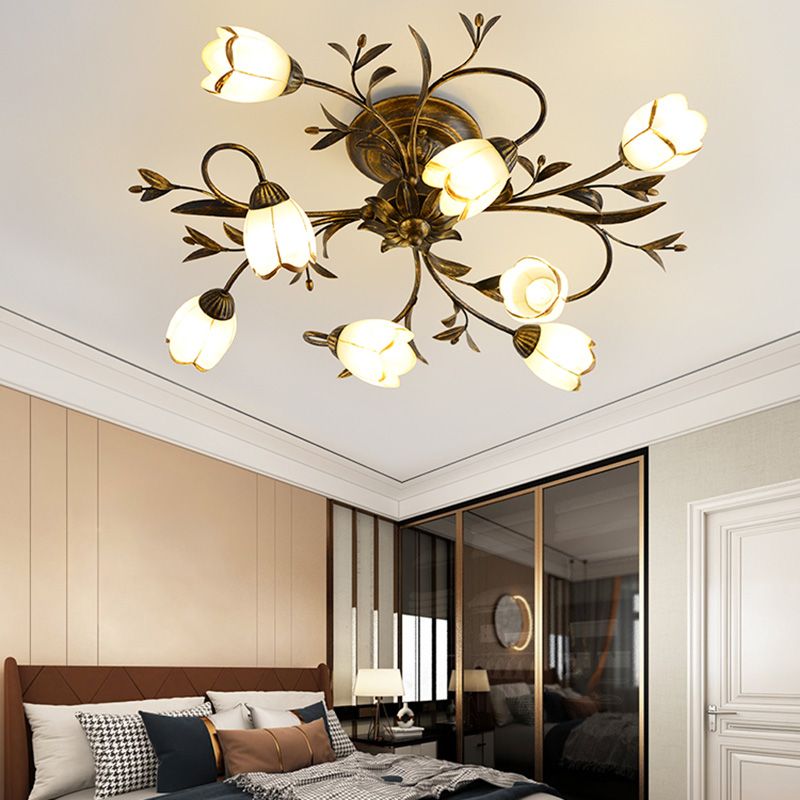 Traditionele bloemvormige plafondlamp, glazen kap, inbouwlamp voor woonkamer
