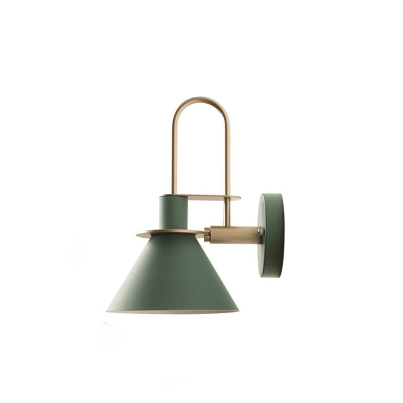 Lámpara de pared de macaron de hierro lacado en moderna luz de pared simple de estilo nórdico para dormitorio