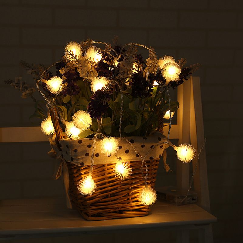 White Pompom LED String Light Modernism Plastic Solar Festive Light for Outdoor