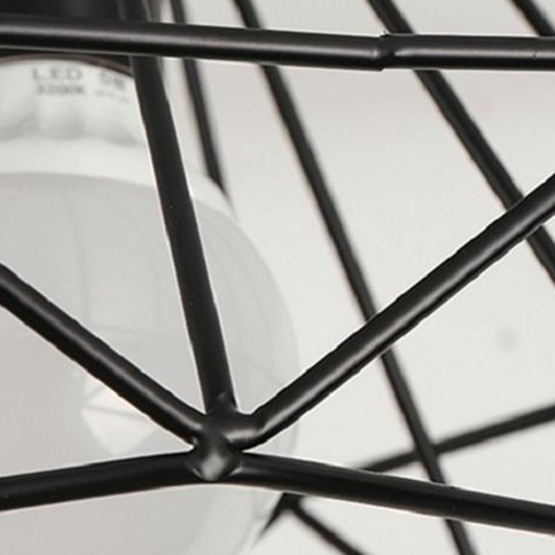 Encastré géométrique noir dans un lustre en fer forgé de style rétro industriel pour couloir