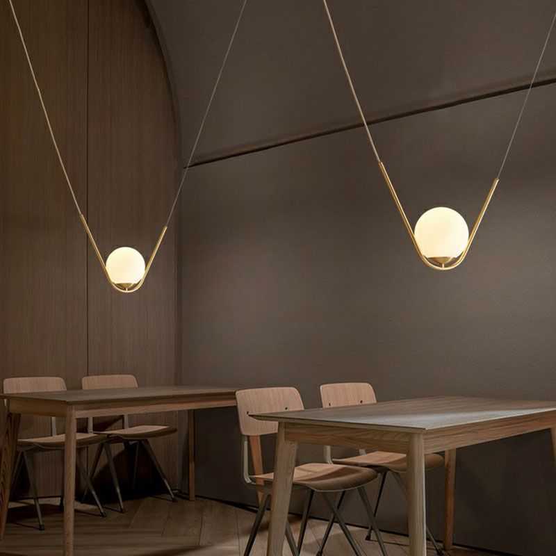 Ball Ophangende verlichtingsarmatuur eenvoud Wit glas 1 kop gouden hanger met v-design