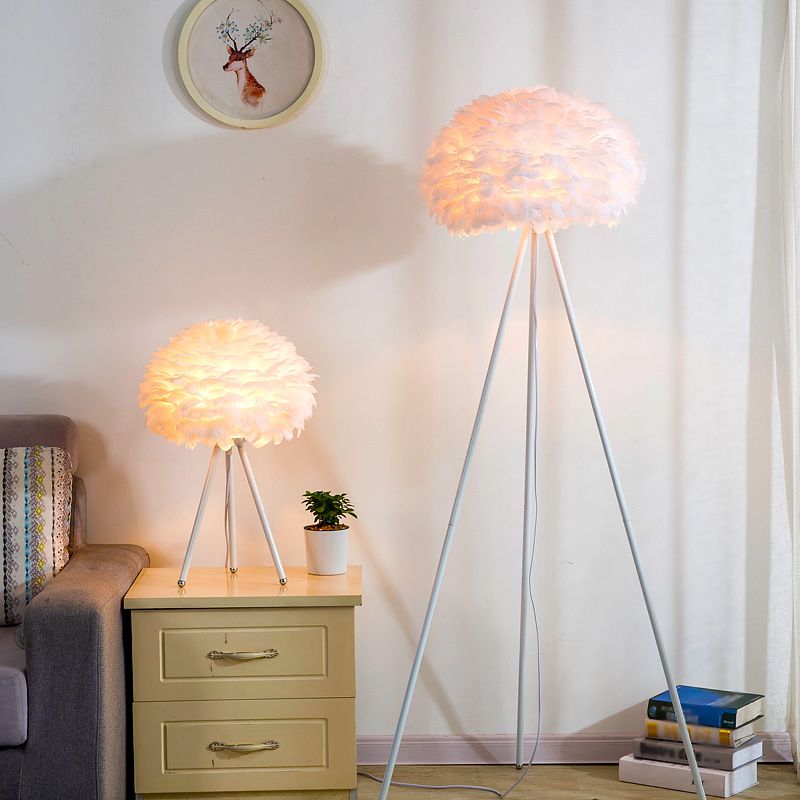 Lampada da comodino Bloom Lampada da tavolo singola bianca/rosa con piuma nordica con treppiede bianco/oro per camera da letto