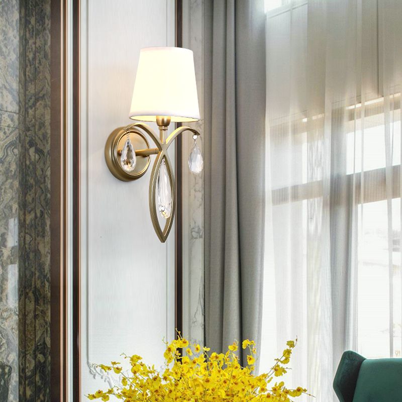 1 luce da parete conico leggera moderna fonce in tessuto elegante con lacrima cristallo deco in ottone per camera da letto