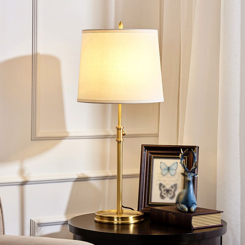 Lámpara de mesa sombreada de barril de tela Iluminación de mesita de noche moderna en oro para sala de estudio