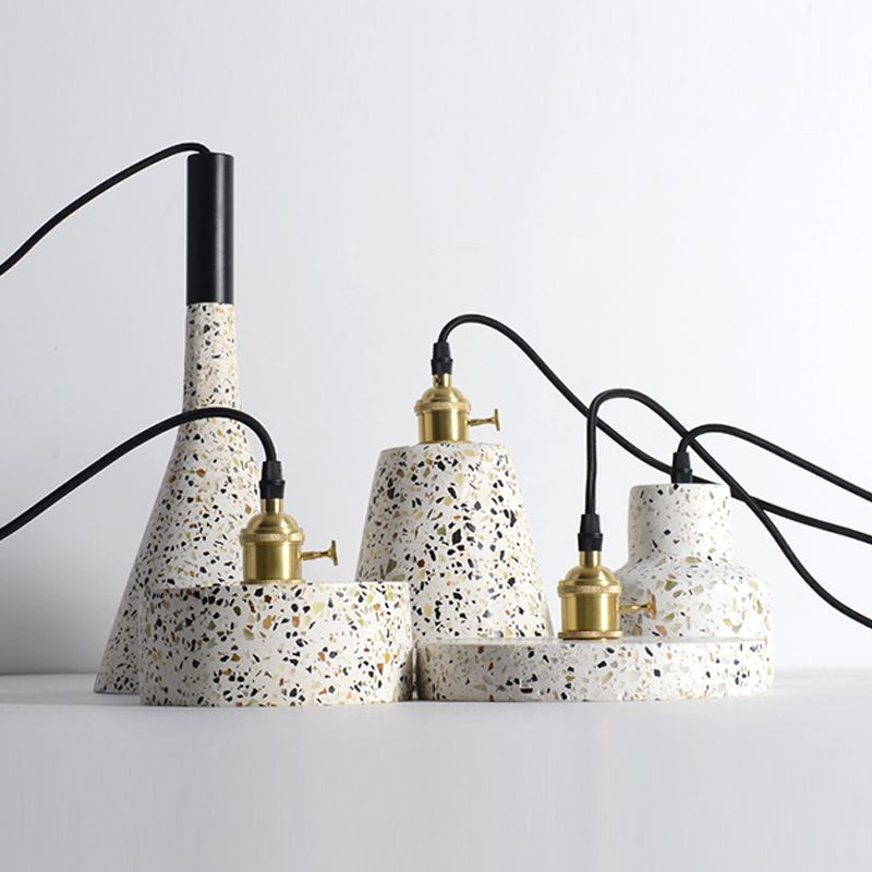 Funzione illuminazione a sospensione ombreggiata in terrazzo in stile minimalista a soffitto appeso in bianco