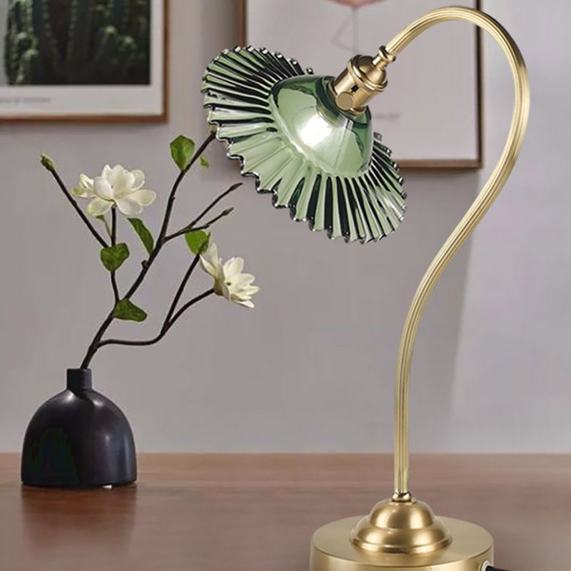 Una lampada da tavolo contemporanea blub lampada da scrivania in vetro in stile moderno per uffici di sala da studio