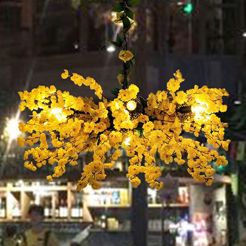 Wagenrad -Eisen -Anhänger Beleuchtung Industrielles Bistro -Kronleuchter mit künstlicher Pflanze in Grün