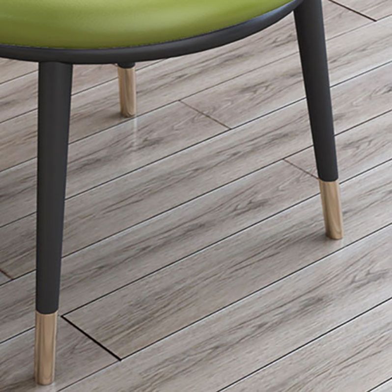 Silla de comedor de cuero con respaldo sólido y acabado mate para el hogar contemporáneo