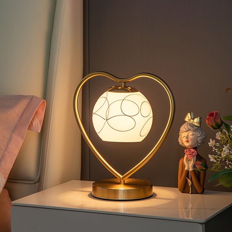 Simple amorevole tavolo a forma di cuore Light Metal 1-Bulb Lampada da lettura da comodino con cupola in vetro