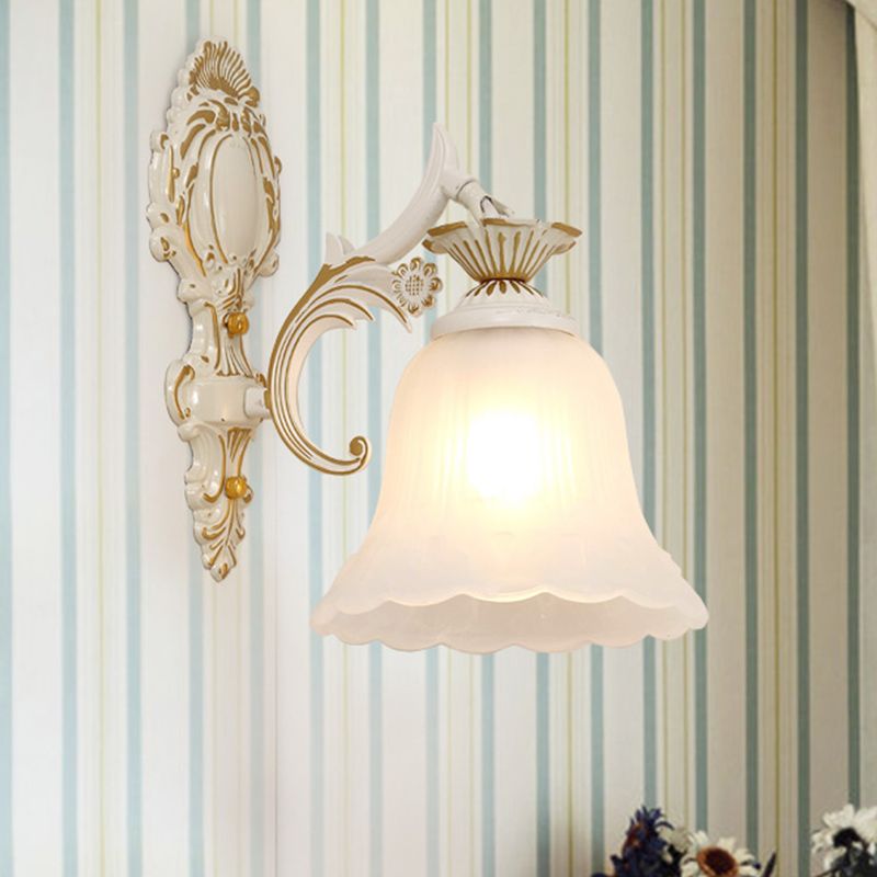 Traditionelle Glockenleuchten 1/2-Bulb-Weißglaswandbeleuchtung mit geschnitztem Arm für Schlafzimmer