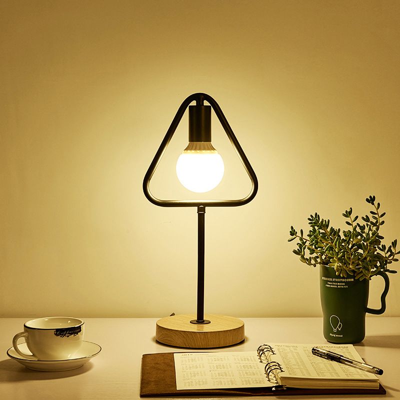Cadre géométrique lampe de table en métal industriel Lumière de nuit de chevet simple avec base en bois rond