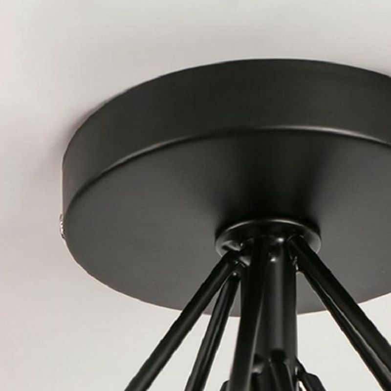 Encastré géométrique noir dans un lustre en fer forgé de style rétro industriel pour couloir