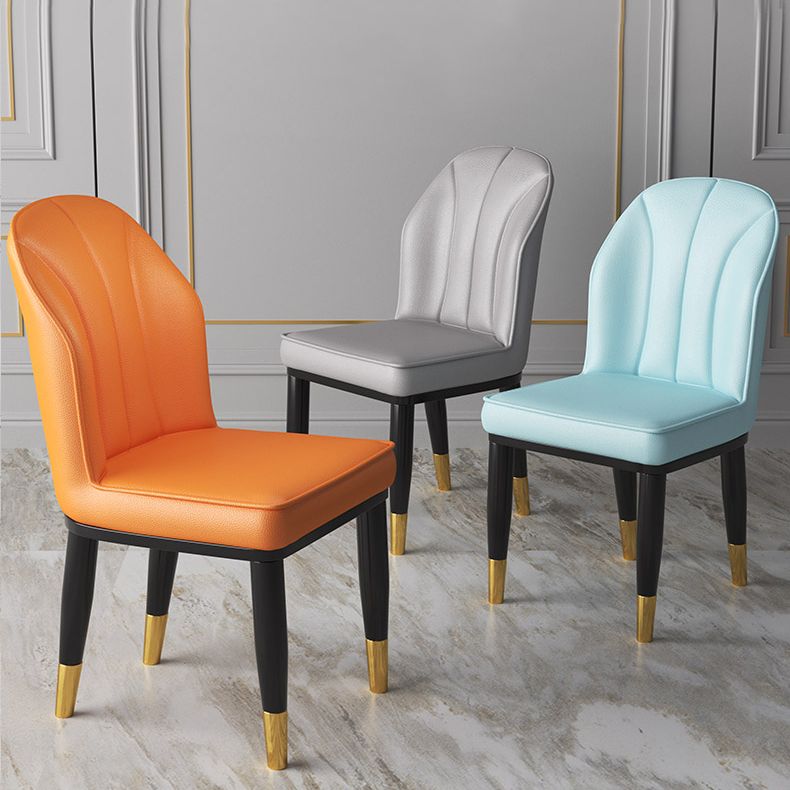 La salle à manger contemporaine en métal préside les chaises latérales à oreilles de finition métallique