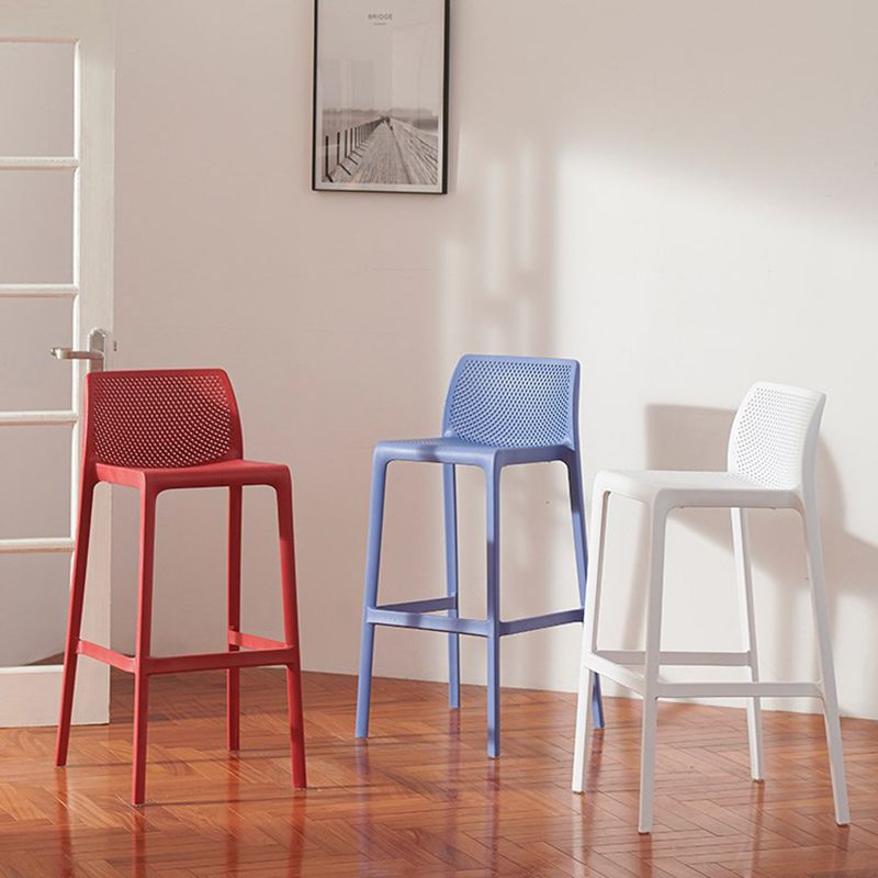 Taburetes de bar interiores apilables de plástico escandinavo con respaldo bajo