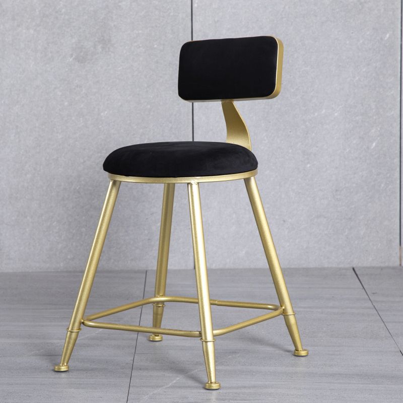 Tabouret de comptoir sans accoudoirs avec dossier Glam, tabouret de bar en fer pour salon de beauté avec coussin en daim