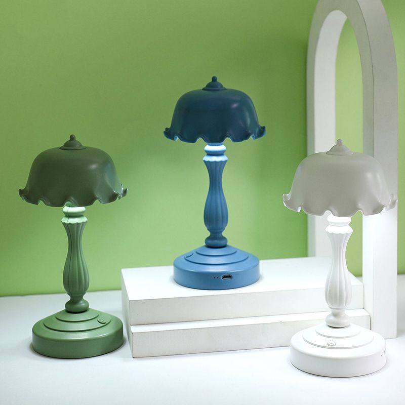 Flower USB Charging Table Lamp Contemporary Style Macaron Desk Lamp for Bedroom