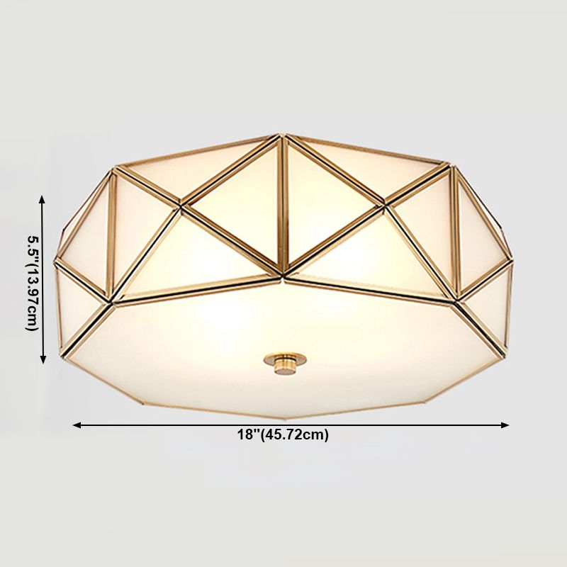 Geometrische plafondlamp in koloniale stijl, koperen binneninbouw met witte glazen kap