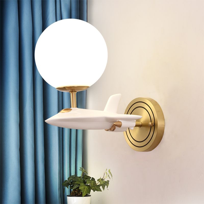 Base spaceship Kids Base Gold Wall Light Seguit 1/2 Bulbi Sconce Light con tonalità in vetro Cream Globe in bianco e oro
