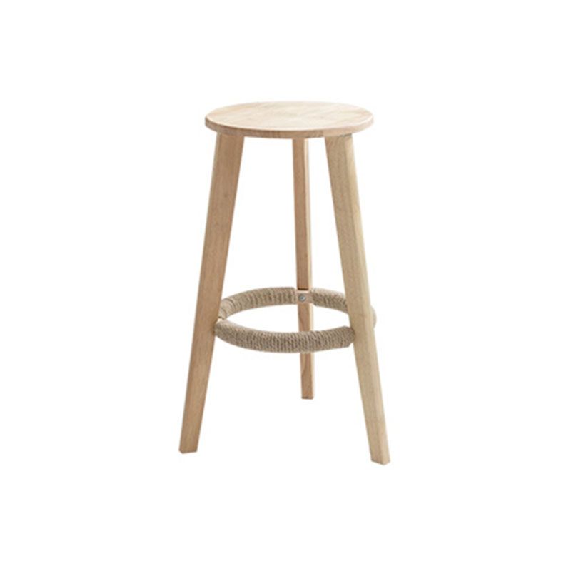 Taburete de bar simple apilable industrial de madera de caucho, taburete alto para interiores con asiento redondo
