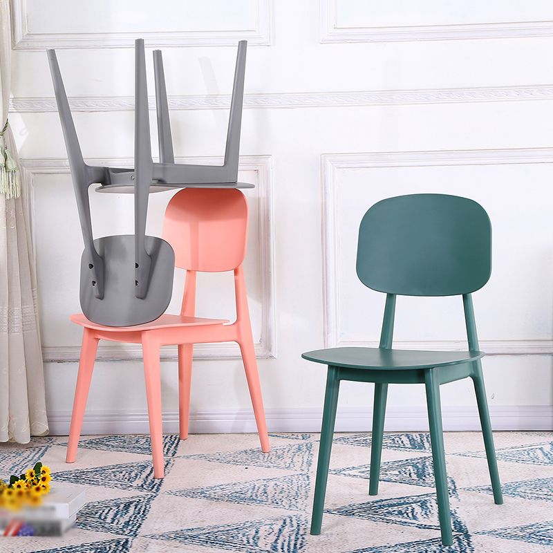 Open rug Armloze eetkamerstoelen Scandinavische plastic eetkamerstoel (set van 4)