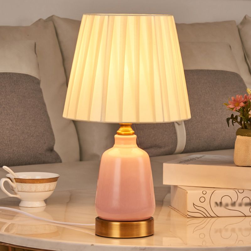 1 table de nuit de la tête de chambre à coucher lumière simple de bureau rose avec tissu plissé / nuance en tissu plissé conique