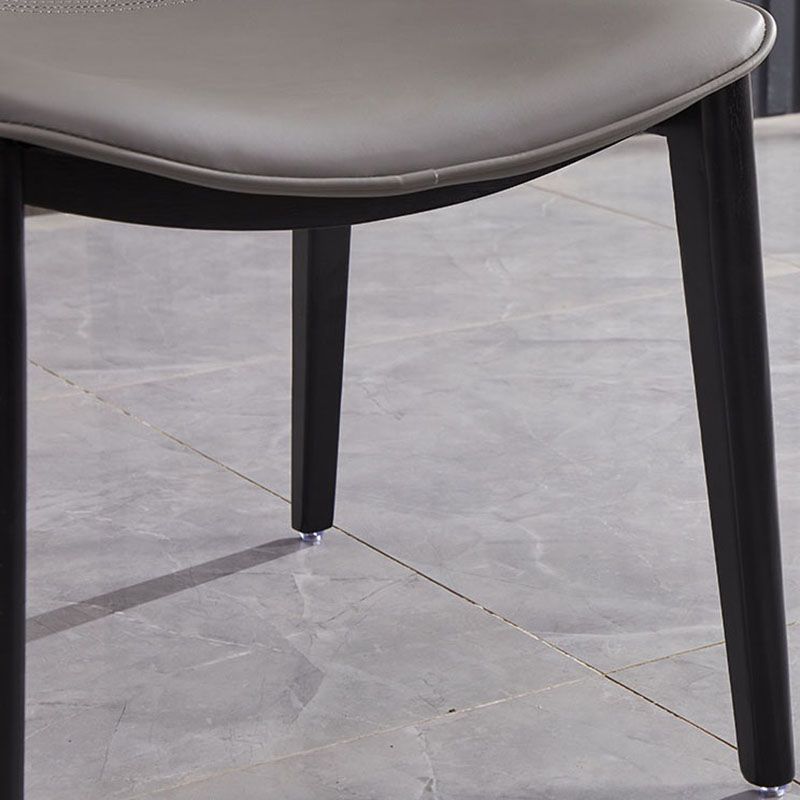Chaise de salle à manger en cuir avec dossier solide et pieds noirs, maison industrielle