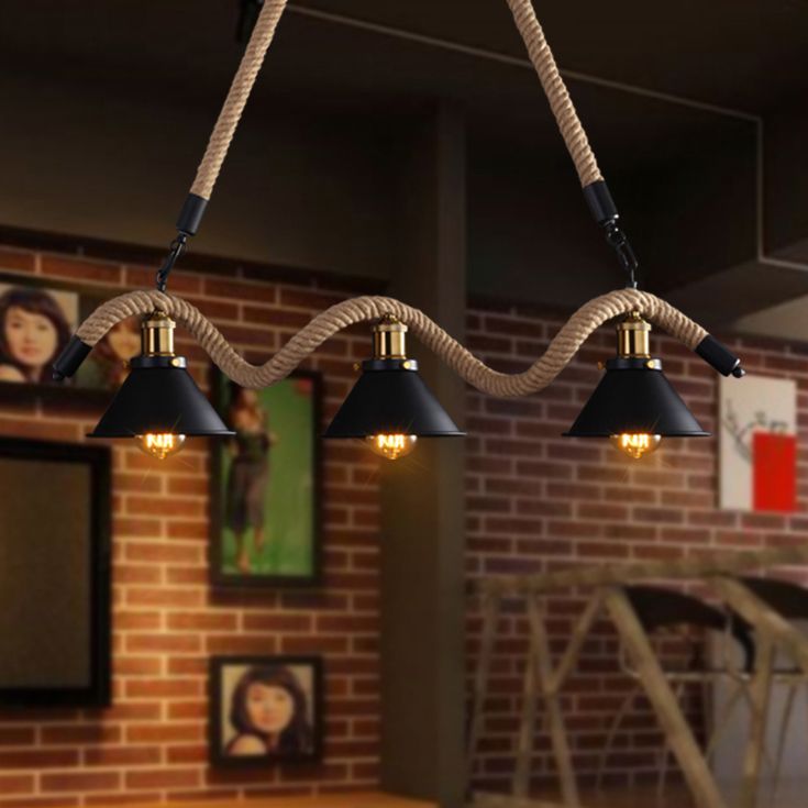 Luce a sospensione per interni neri in stile industriale con soffitto in ferro battuto con corda di canapa