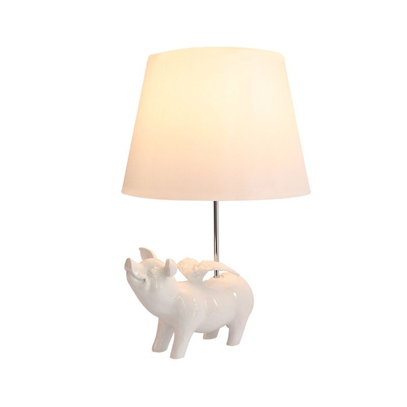 Luz de estudio de piggy contemporánea 1 luz de escritorio de resina ligera con sombra trapezoide para la cama