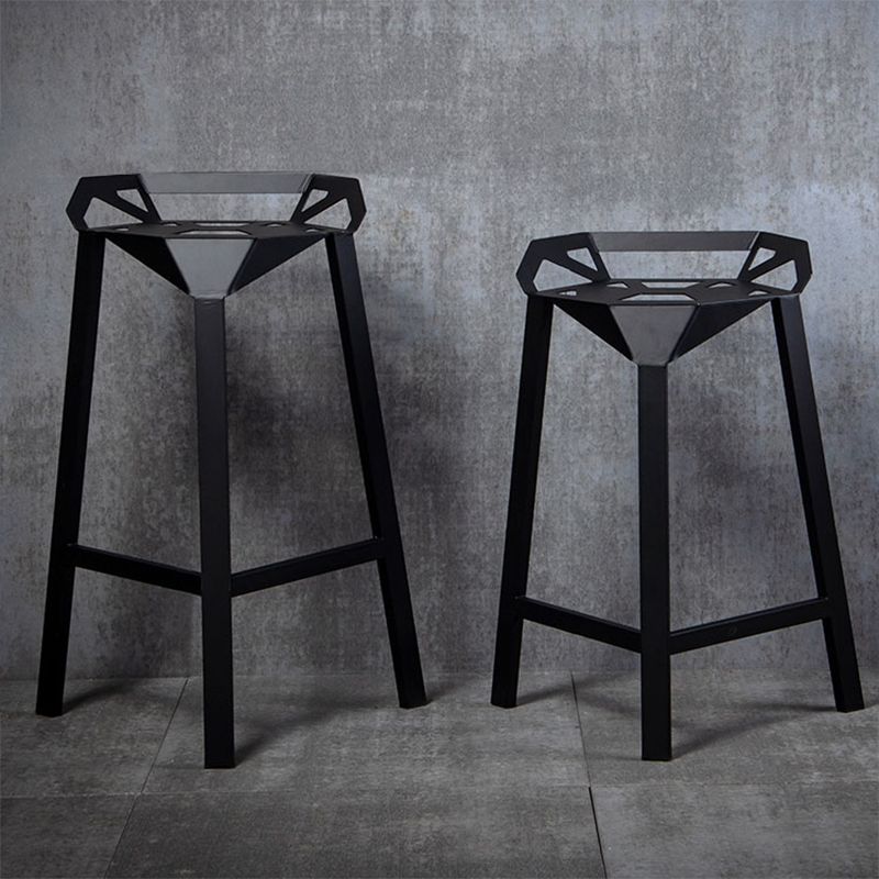 Tabouret de bar à dossier bas en fer noir, tabouret haut de conception creuse de style industriel