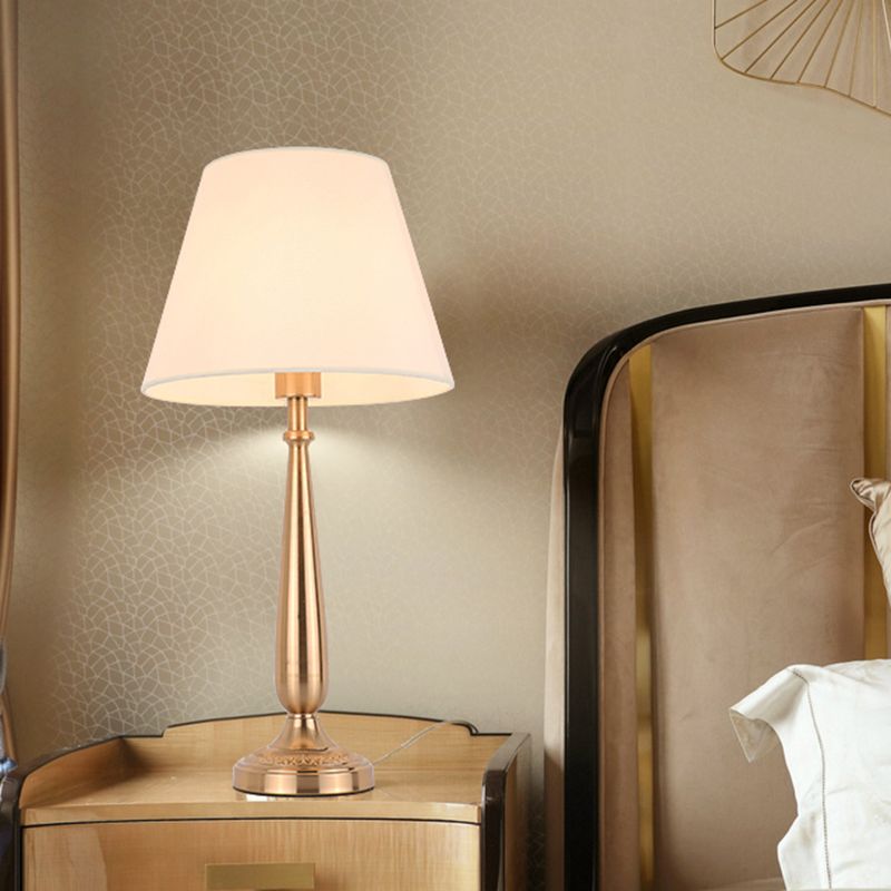 Bloemen/conisch bed bureau licht Traditionele stof enkele kop gouden nachttafelverlichting