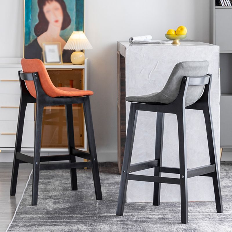 Taburete de bar de estilo escandinavo, asiento tipo cubo con patas de madera y respaldo bajo para barra de cocina