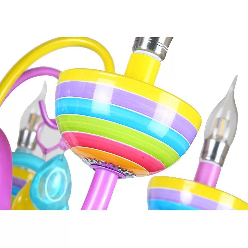 Glazen kaarslicht met kristal mooie veelkleurige kroonluchter voor de kleuterschool